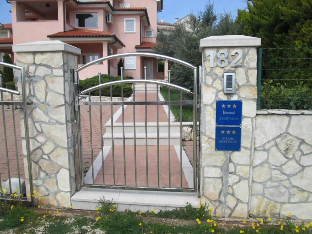Apartments Villa Fernetich プレマントゥーラ エクステリア 写真